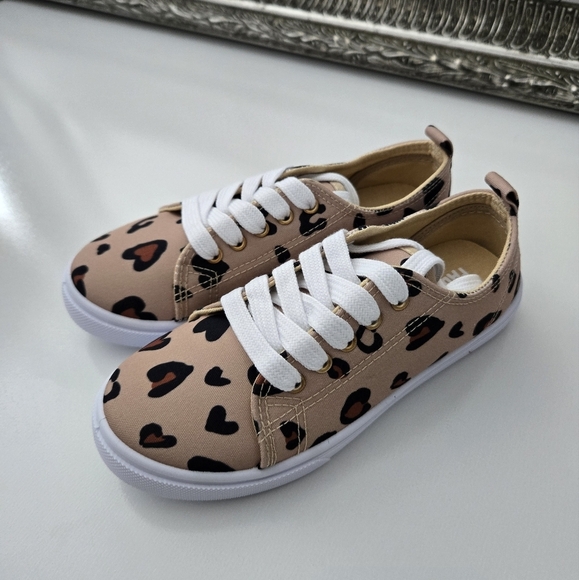 FabKids Tan Leopard Heart Sneaker. Size 1. New. - Picture 2 of 6